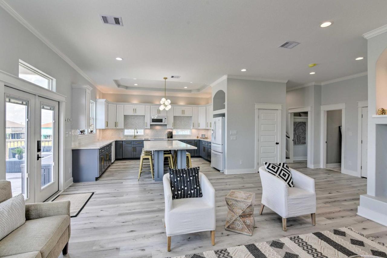 Chic Crystal Beach Escape With Deck - Walk To Beach! Bolivar Peninsula Eksteriør bilde