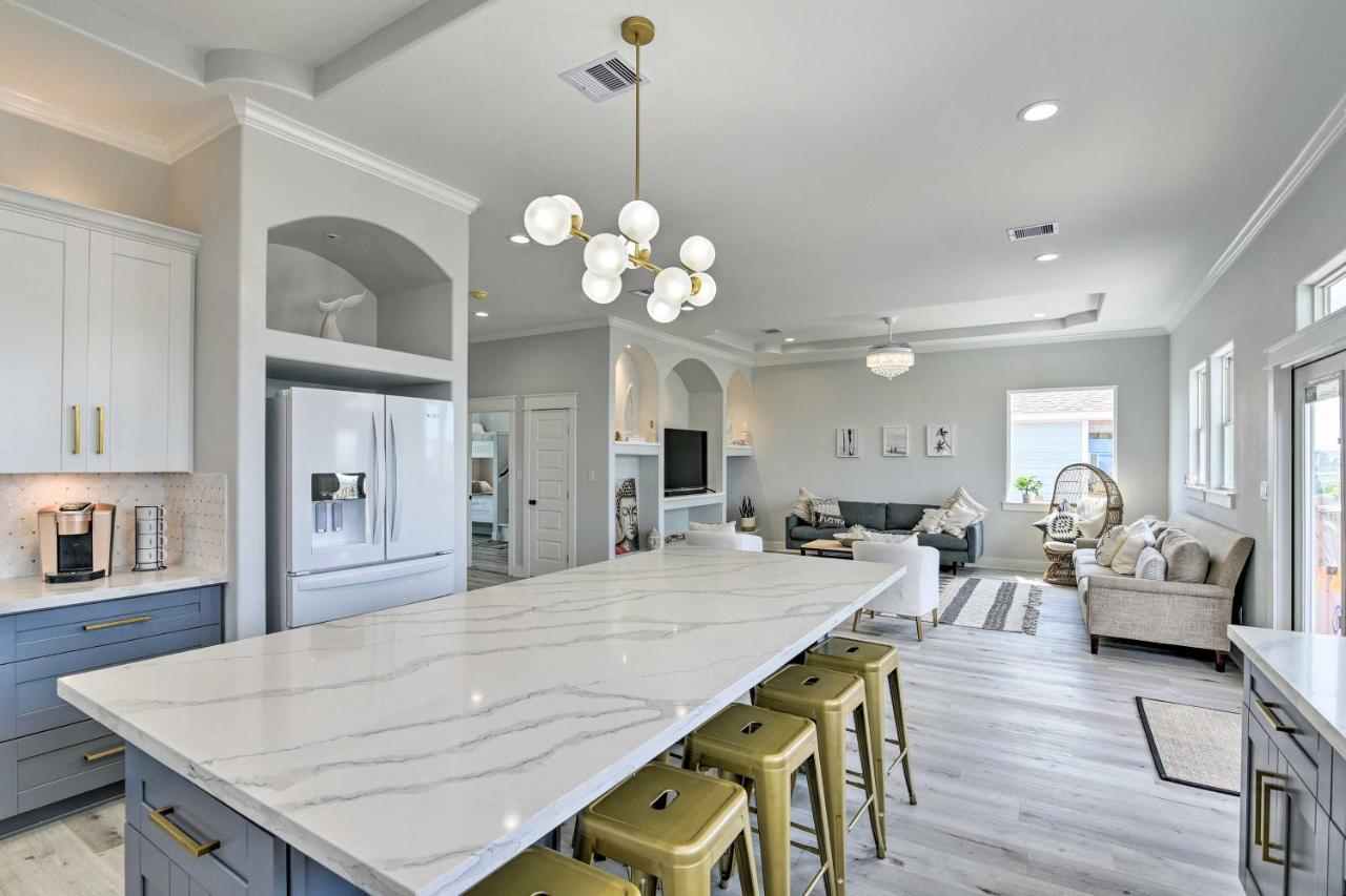 Chic Crystal Beach Escape With Deck - Walk To Beach! Bolivar Peninsula Eksteriør bilde