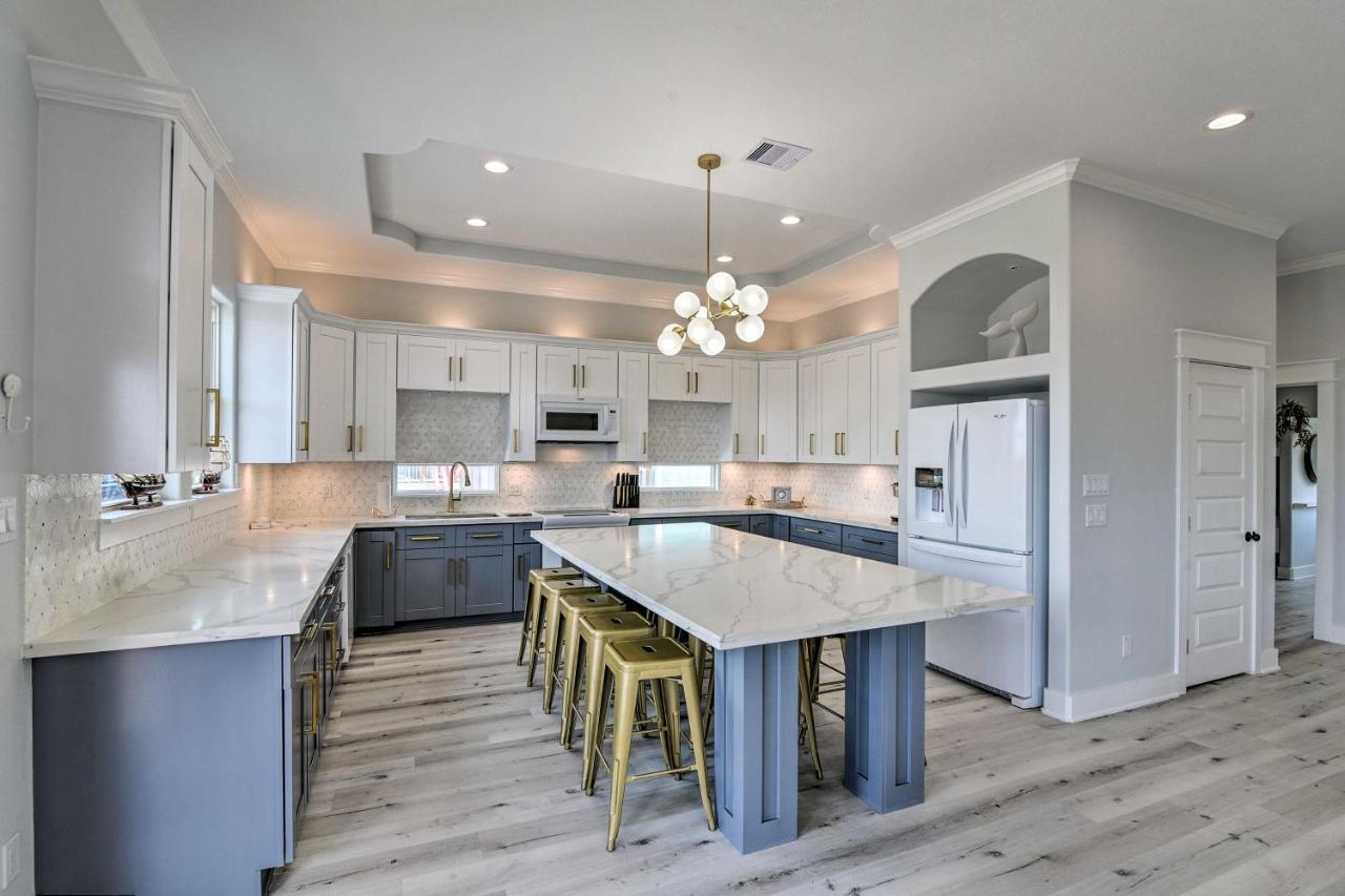 Chic Crystal Beach Escape With Deck - Walk To Beach! Bolivar Peninsula Eksteriør bilde