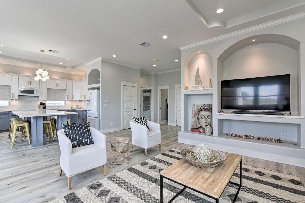 Chic Crystal Beach Escape With Deck - Walk To Beach! Bolivar Peninsula Eksteriør bilde