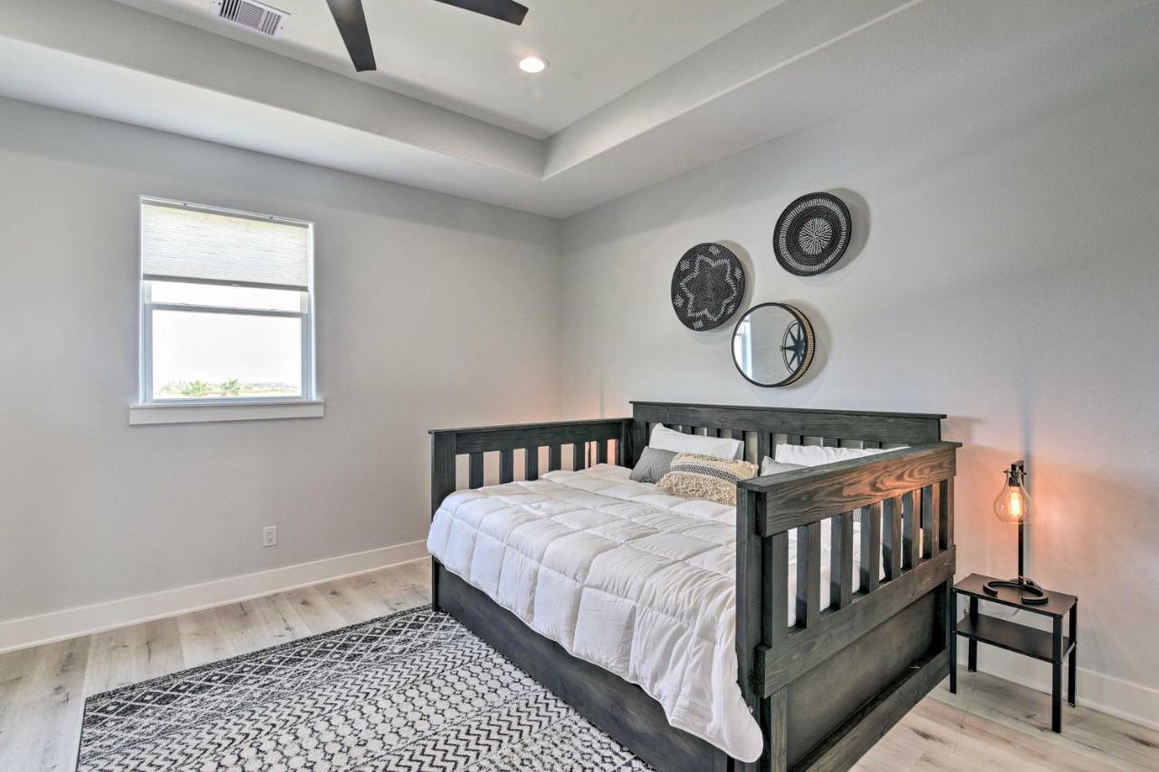 Chic Crystal Beach Escape With Deck - Walk To Beach! Bolivar Peninsula Eksteriør bilde